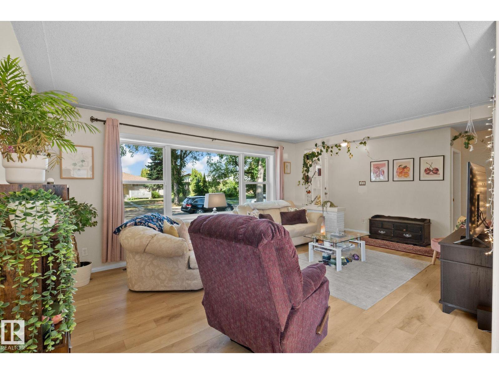 Photo 7 of 12107 53 St Nw, Edmonton AB