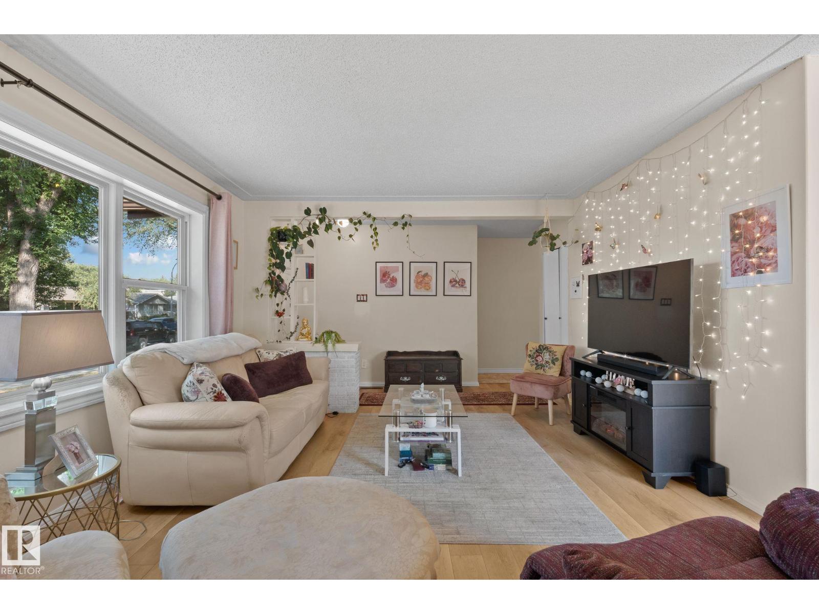 Photo 8 of 12107 53 St Nw, Edmonton AB