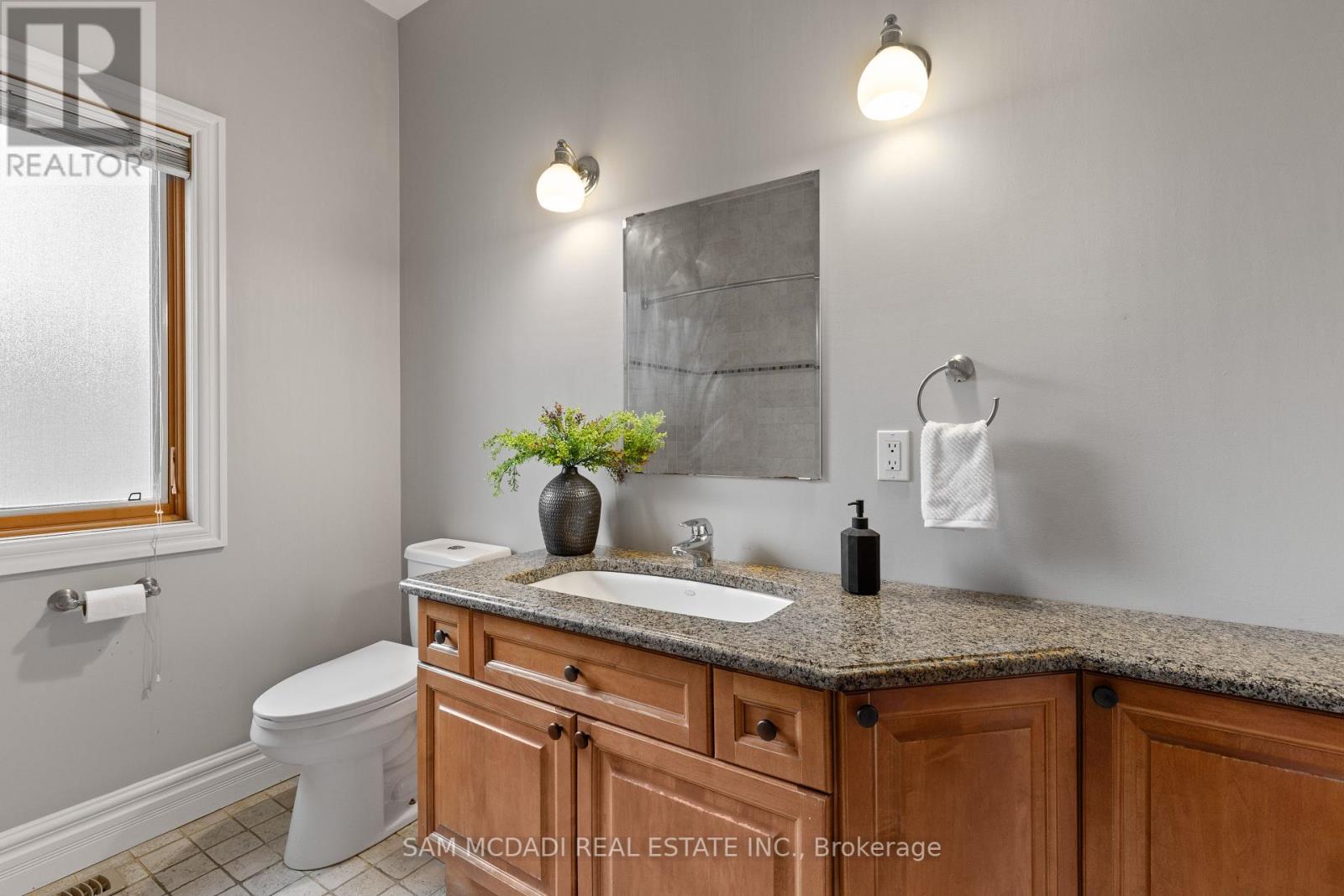 Photo 26 of 690 Meadow Wood Road, Mississauga ON