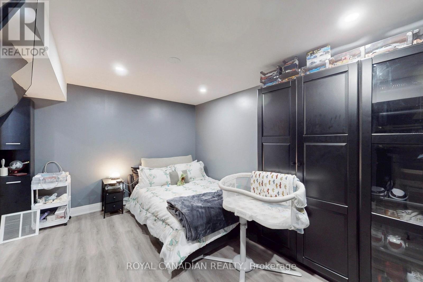 Photo 32 of 18 Millpond Place, Hamilton ON