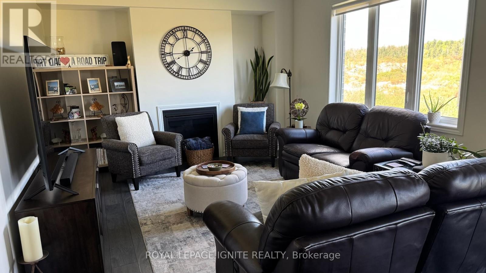 Photo 4 of 52 Hillcroft Way, Kawartha Lakes ON