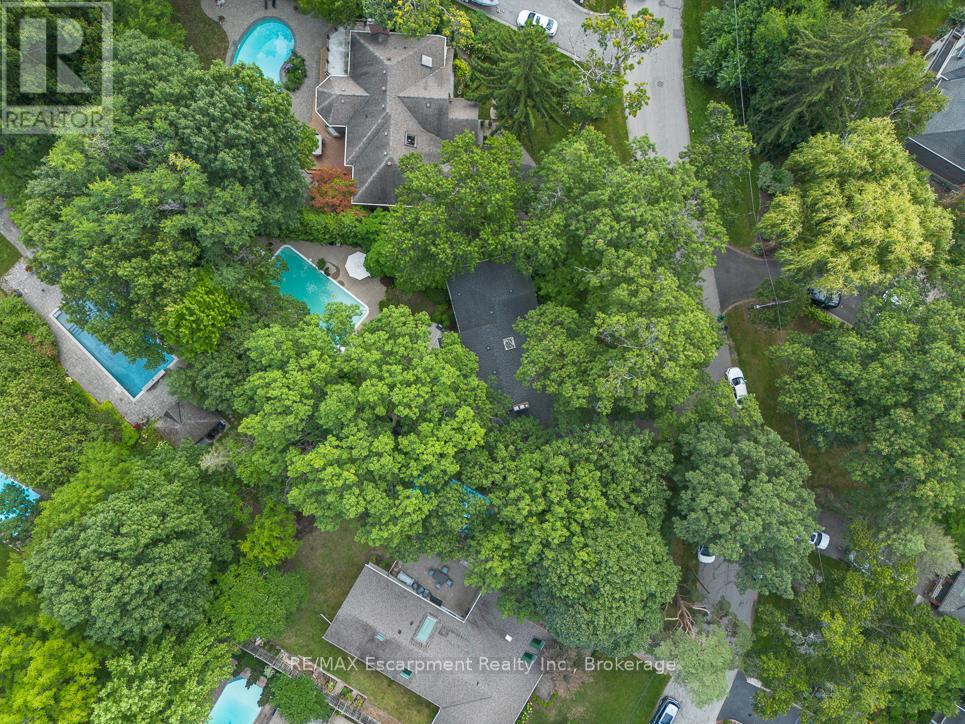 Photo 3 of 1373 Queen Victoria Avenue, Mississauga ON