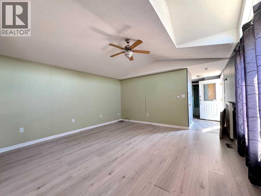 Photo 4 of 215 Grant Way, Fort Mcmurray AB