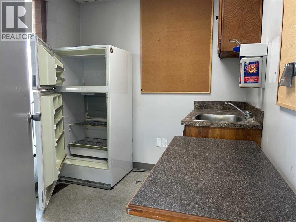 Photo 14 of 2230 9 Avenue Sw, Medicine Hat AB
