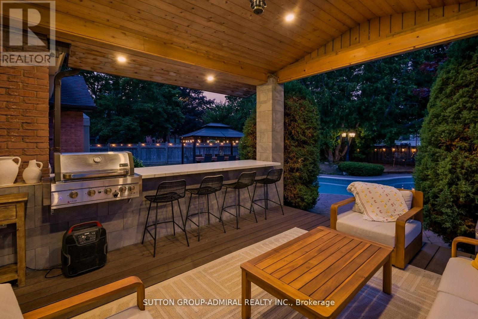 Photo 5 of 18 Tannery Court, Richmond Hill ON