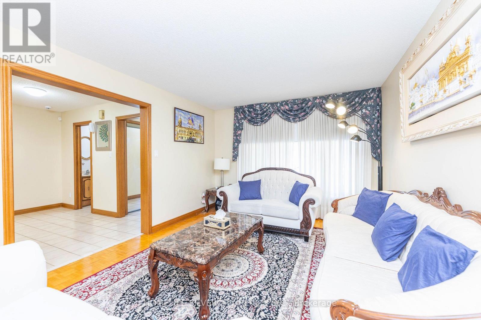 Photo 10 of 144 Jackman Crescent, Vaughan ON