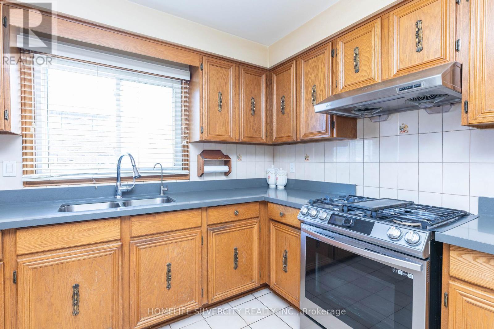 Photo 18 of 144 Jackman Crescent, Vaughan ON