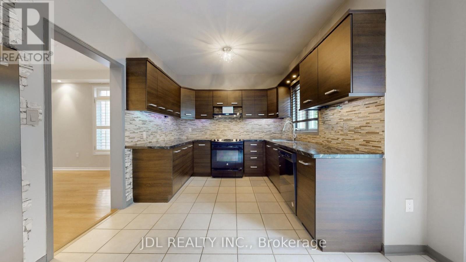Photo 6 of Upper 62 Kaitlin Drive, Richmond Hill ON
