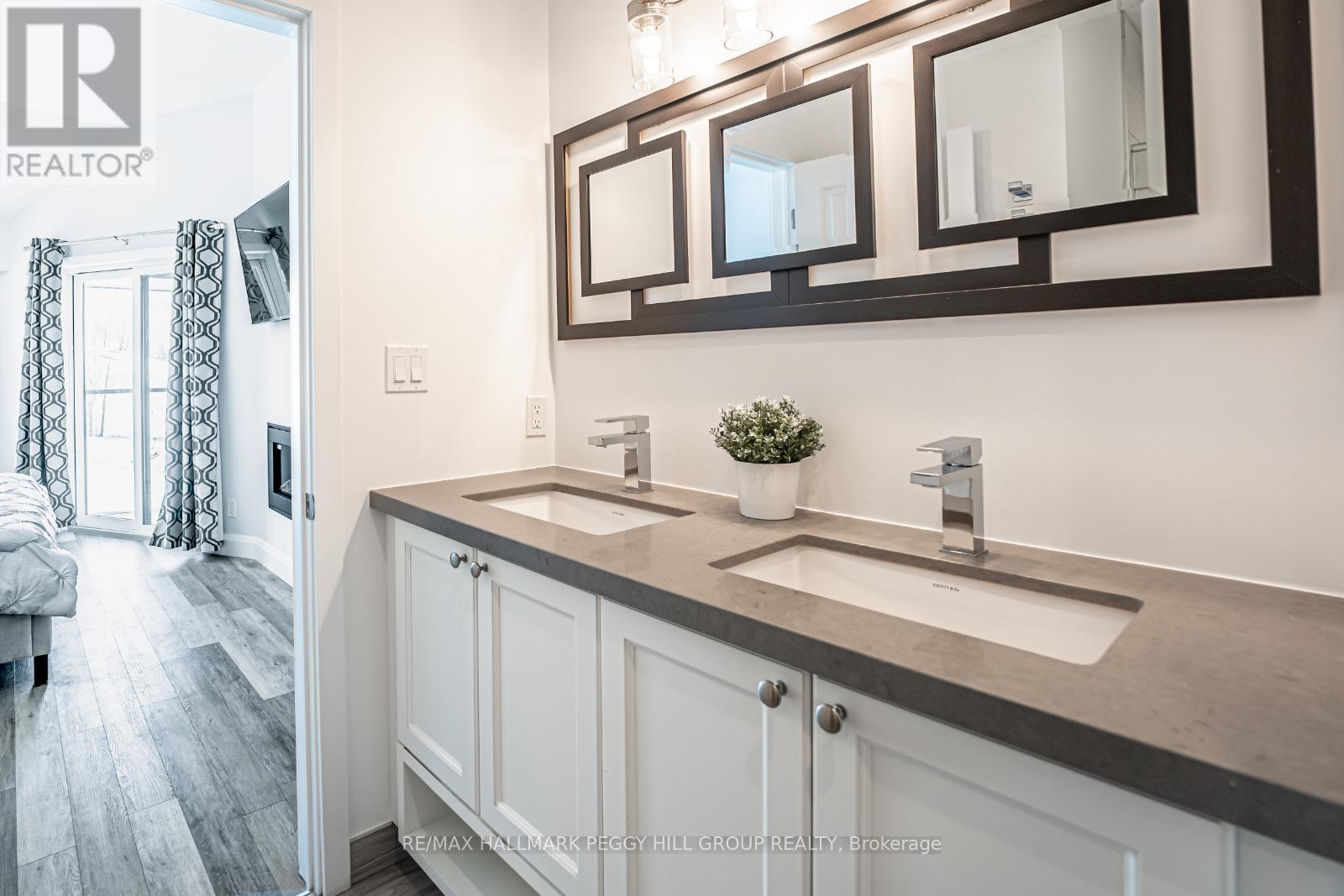 Photo 10 of 503 80 Horseshoe Boulevard, Oromedonte ON