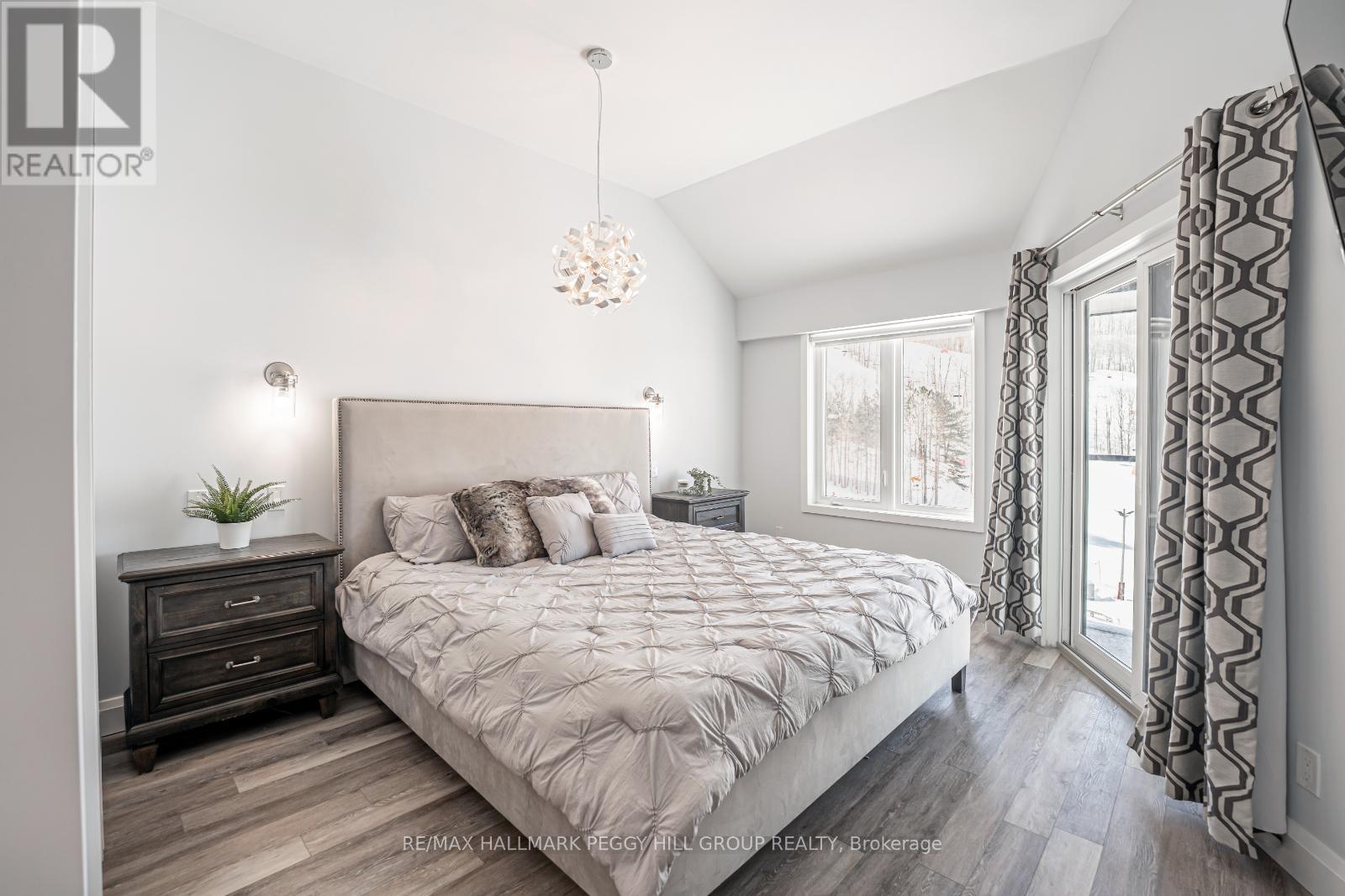 Photo 8 of 503 80 Horseshoe Boulevard, Oromedonte ON