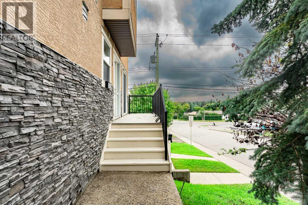 Photo 2 of 3 55 Collingwood Place Nw, Calgary AB