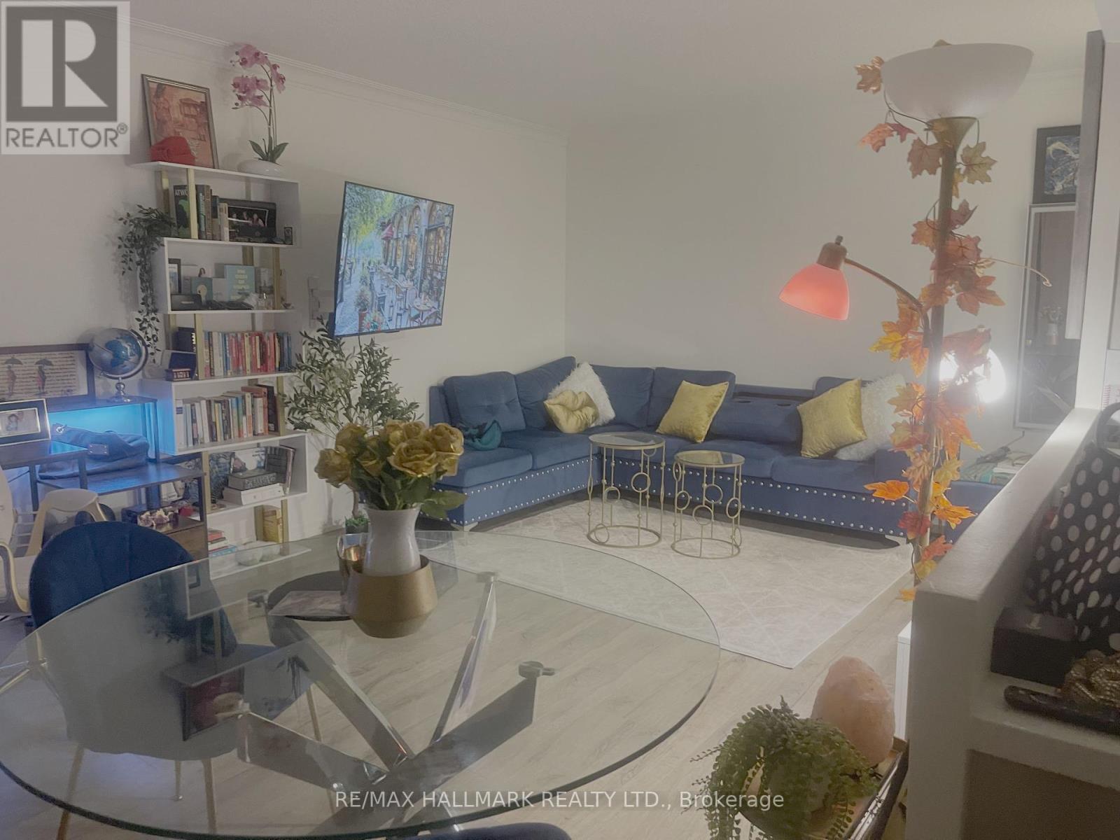 Photo 4 of 408 660 Eglinton Avenue W, Toronto ON