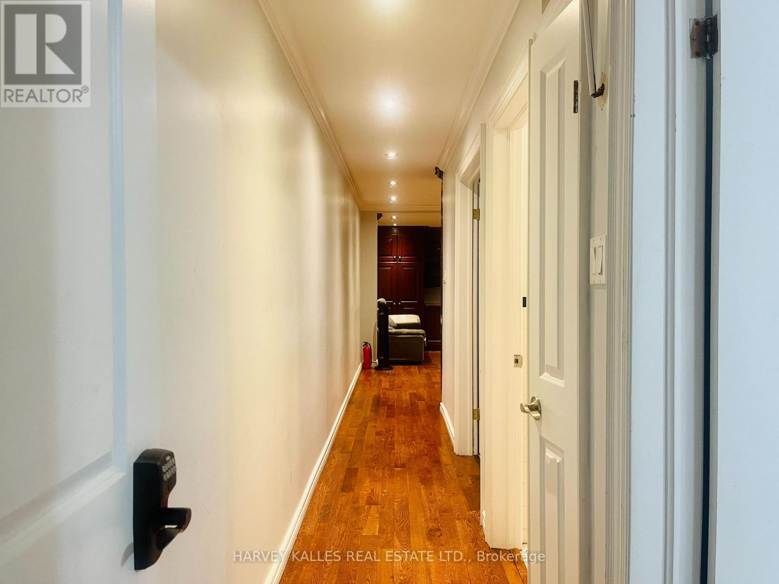 Photo 10 of Main 1538 Davenport Road, Toronto ON