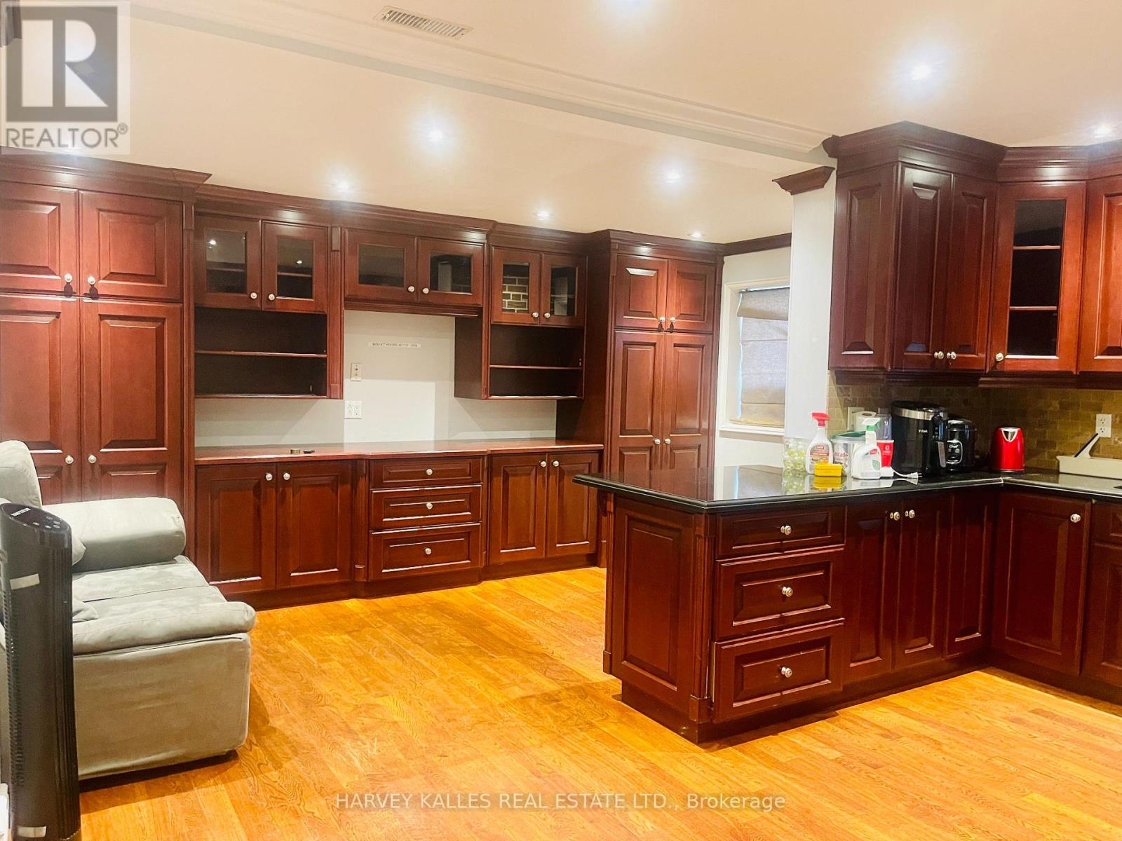 Photo 2 of Main 1538 Davenport Road, Toronto ON