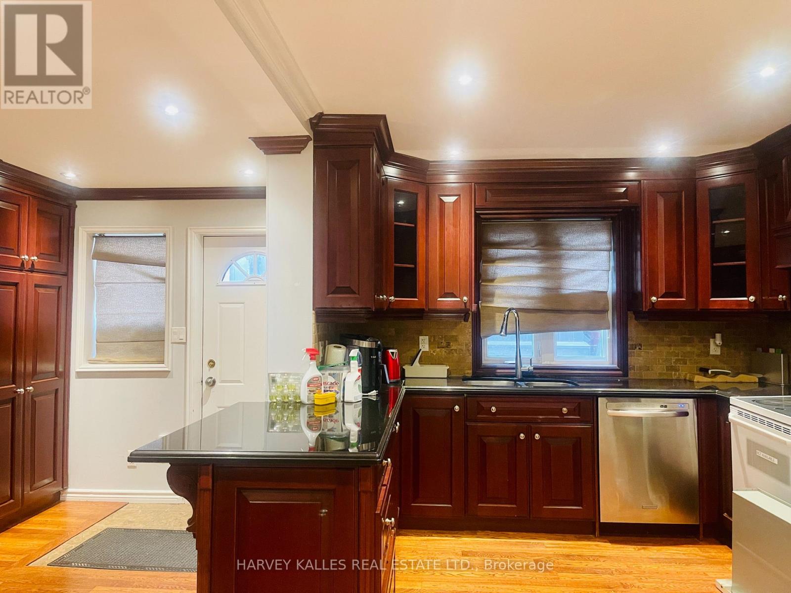Photo 4 of Main 1538 Davenport Road, Toronto ON