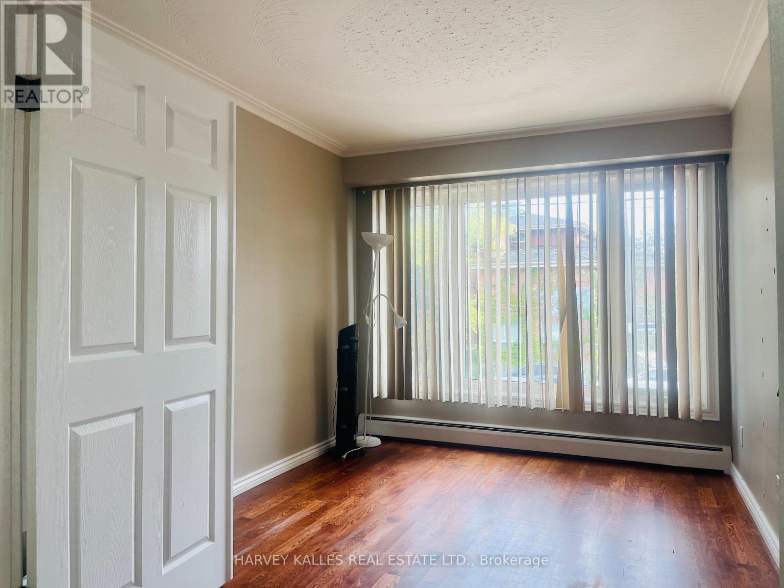 Photo 7 of Main 1538 Davenport Road, Toronto ON