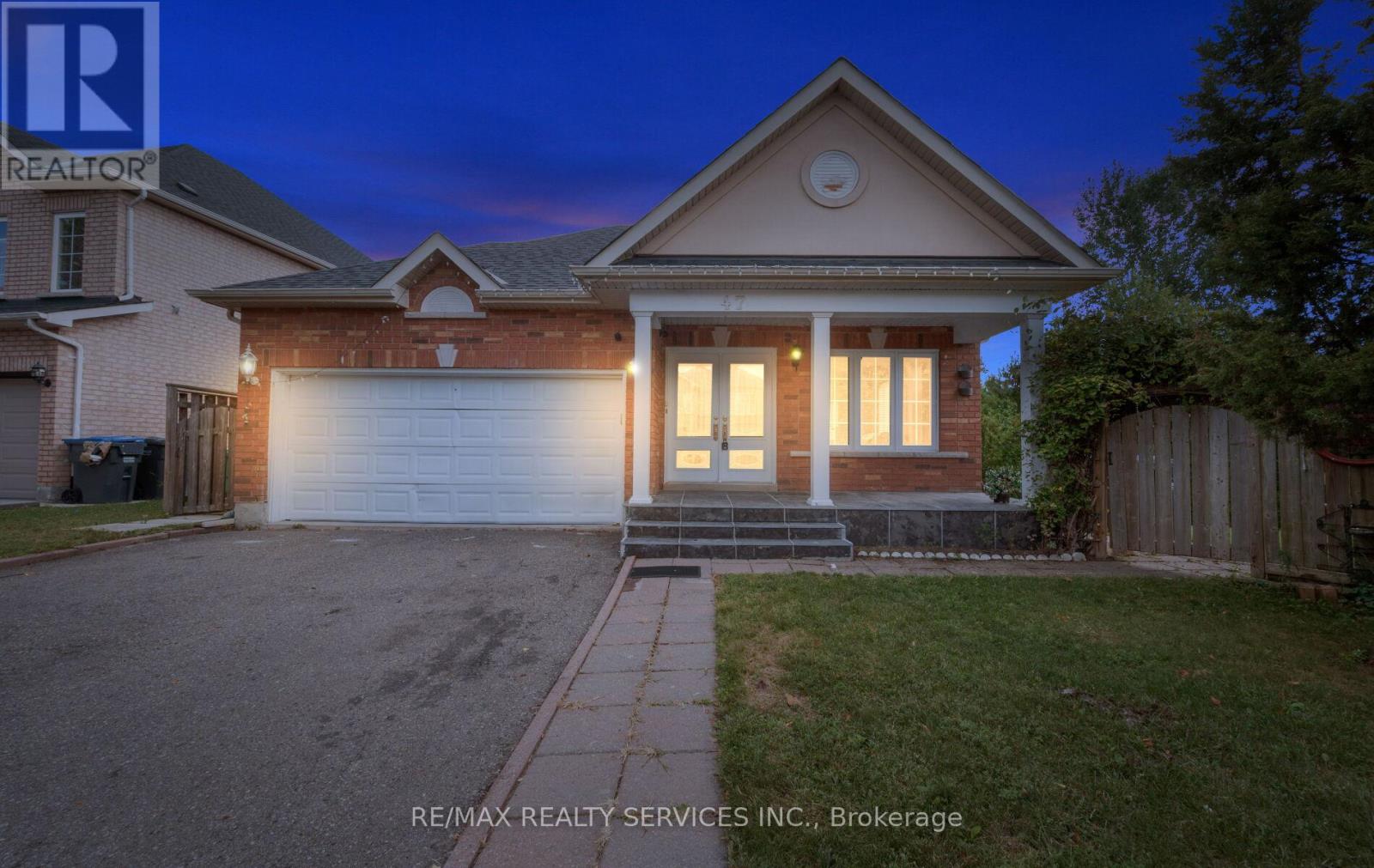 Photo 2 of 47 Echoridge Drive, Brampton ON