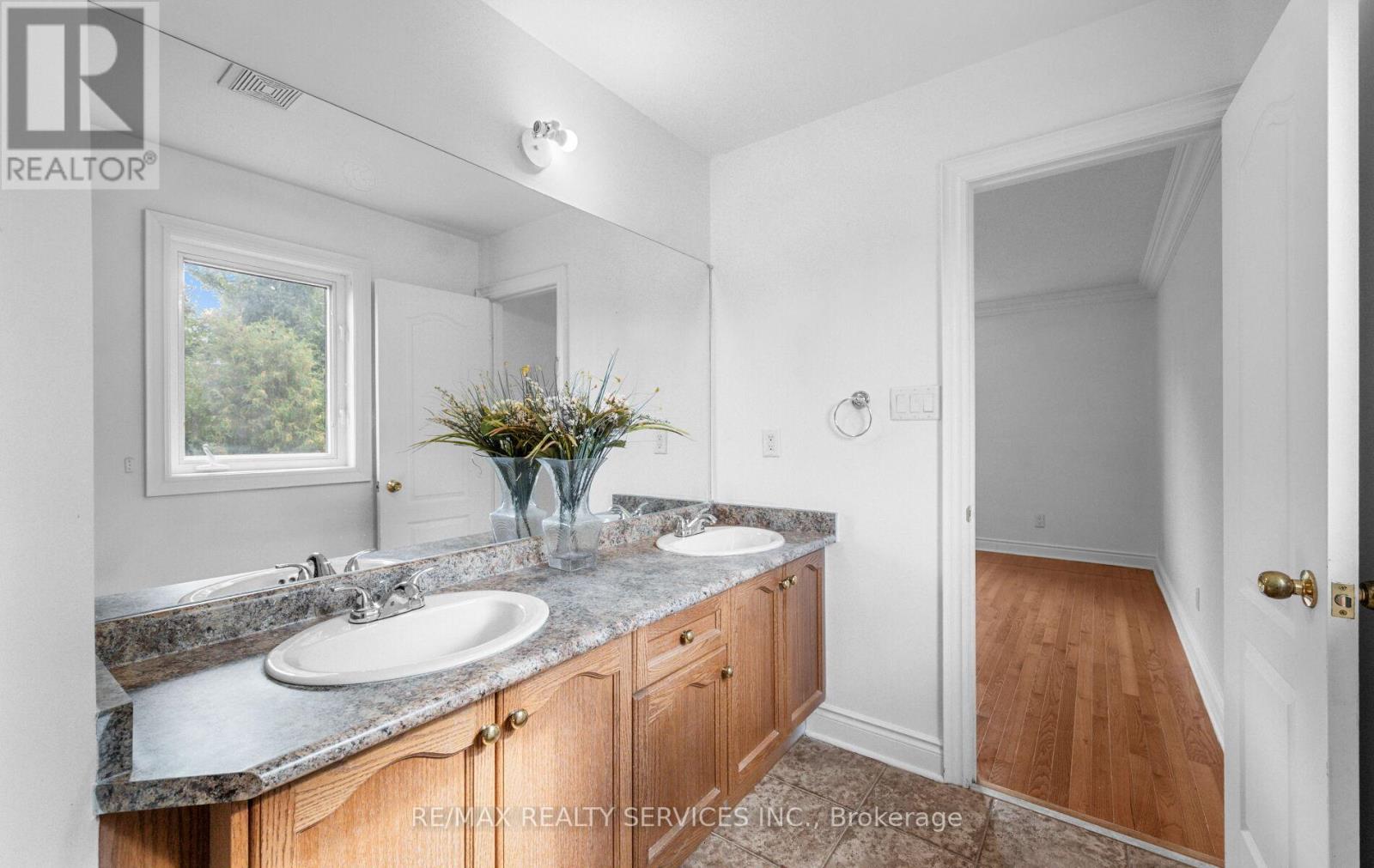 Photo 20 of 47 Echoridge Drive, Brampton ON