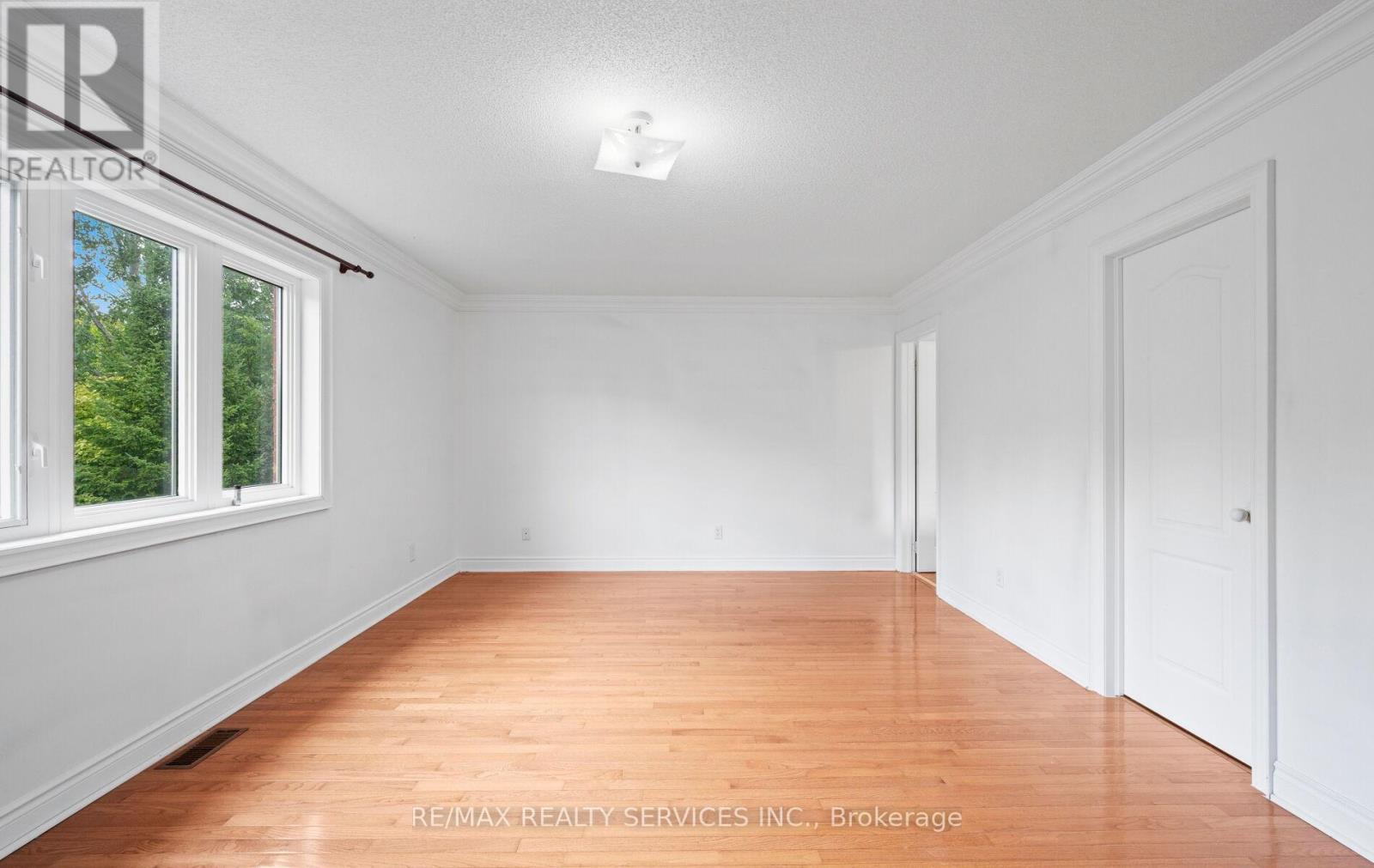 Photo 21 of 47 Echoridge Drive, Brampton ON