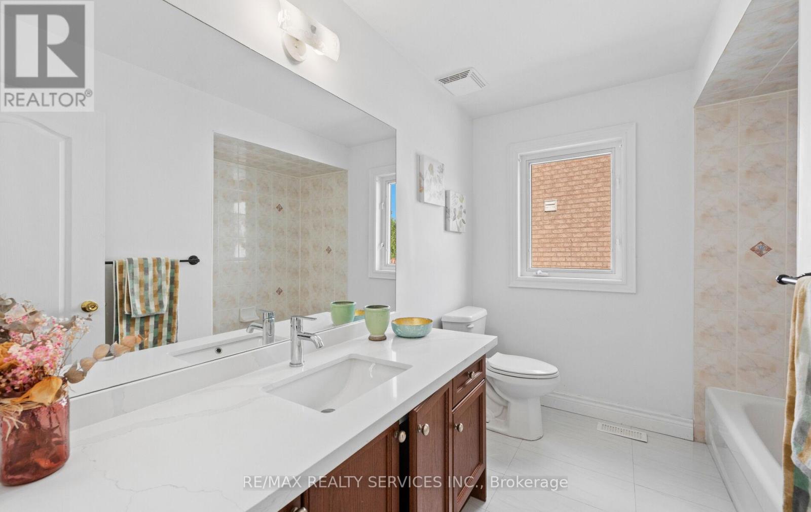 Photo 23 of 47 Echoridge Drive, Brampton ON