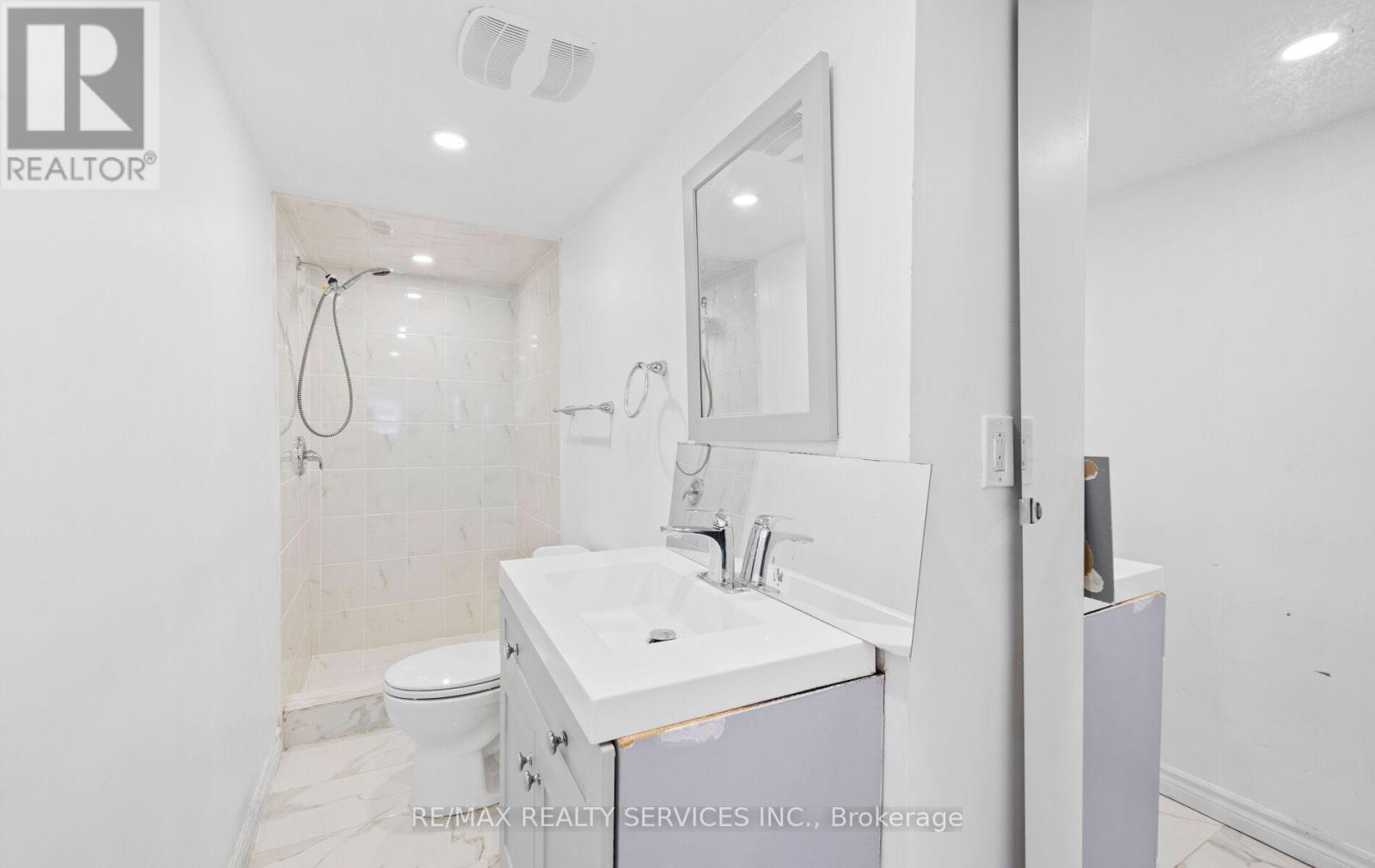 Photo 26 of 47 Echoridge Drive, Brampton ON