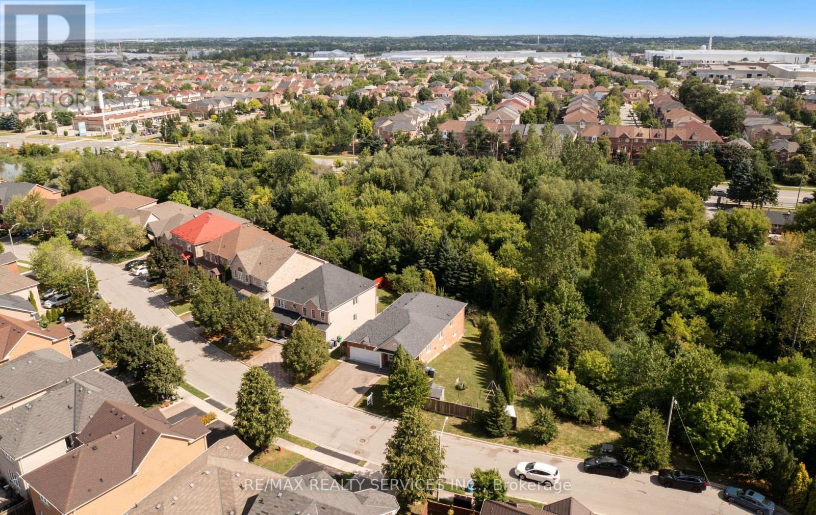 Photo 6 of 47 Echoridge Drive, Brampton ON