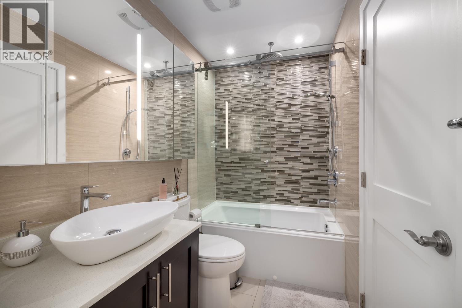 Photo 16 of 2391 Oak Street, Vancouver BC