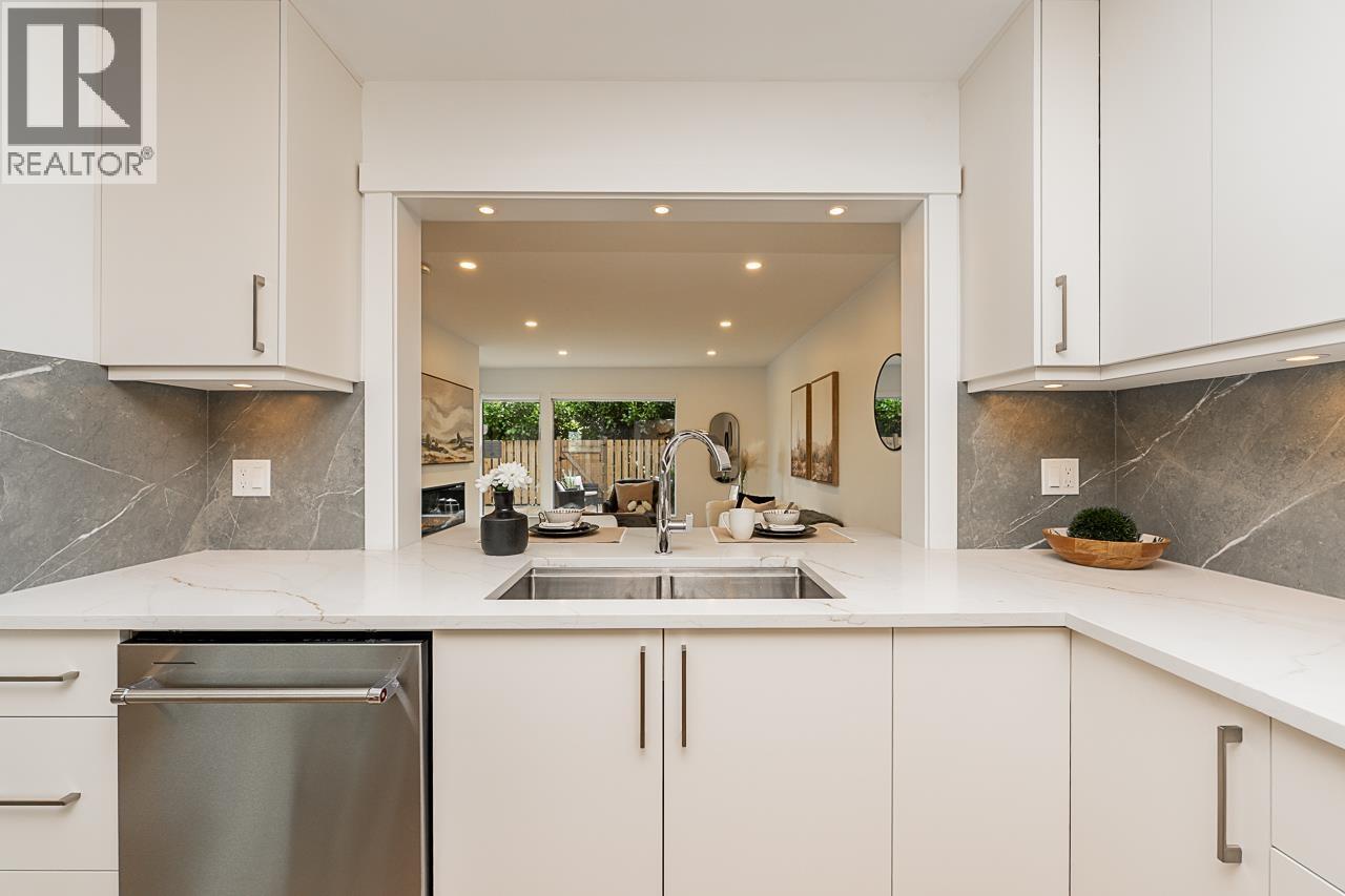 Photo 11 of 5853 Mayview Circle, Burnaby BC