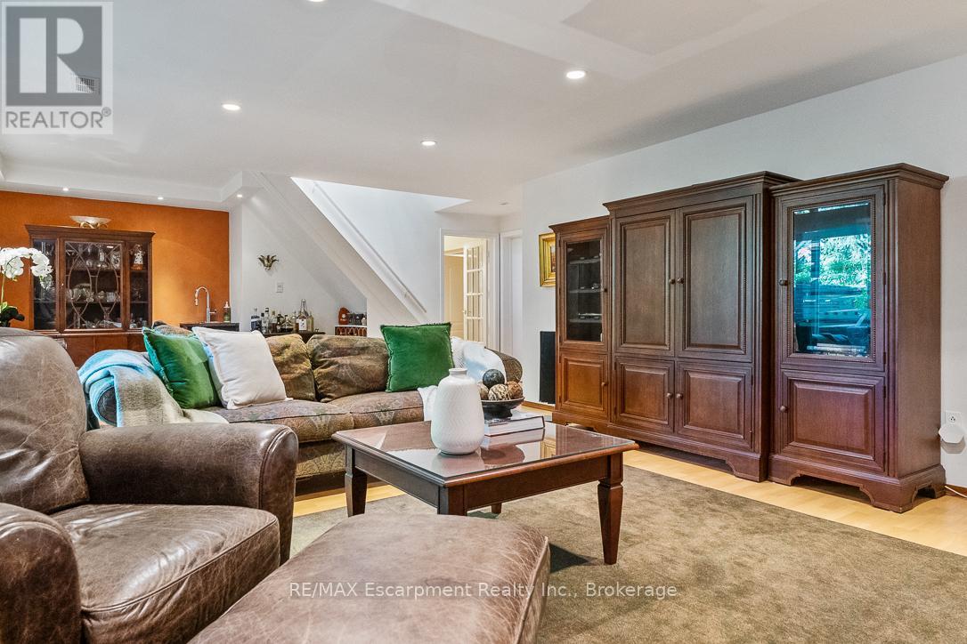 Photo 23 of 1373 Queen Victoria Avenue, Mississauga ON