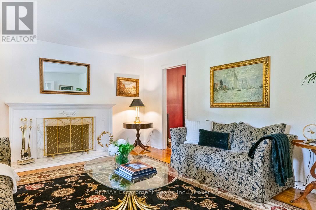 Photo 10 of 1373 Queen Victoria Avenue, Mississauga ON