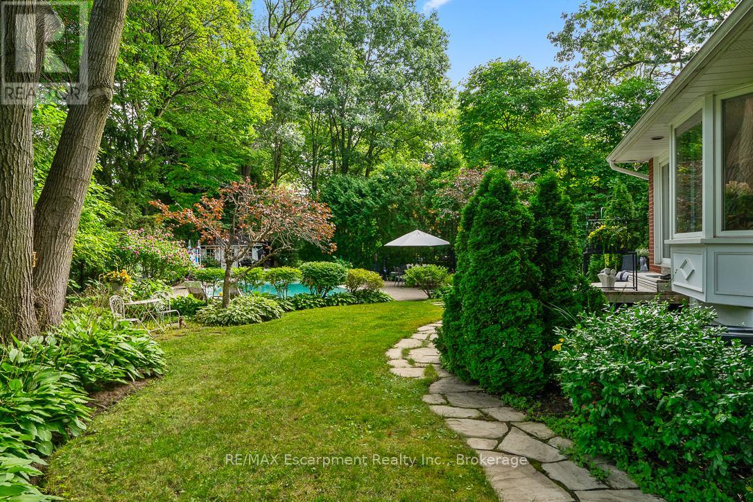 Photo 4 of 1373 Queen Victoria Avenue, Mississauga ON