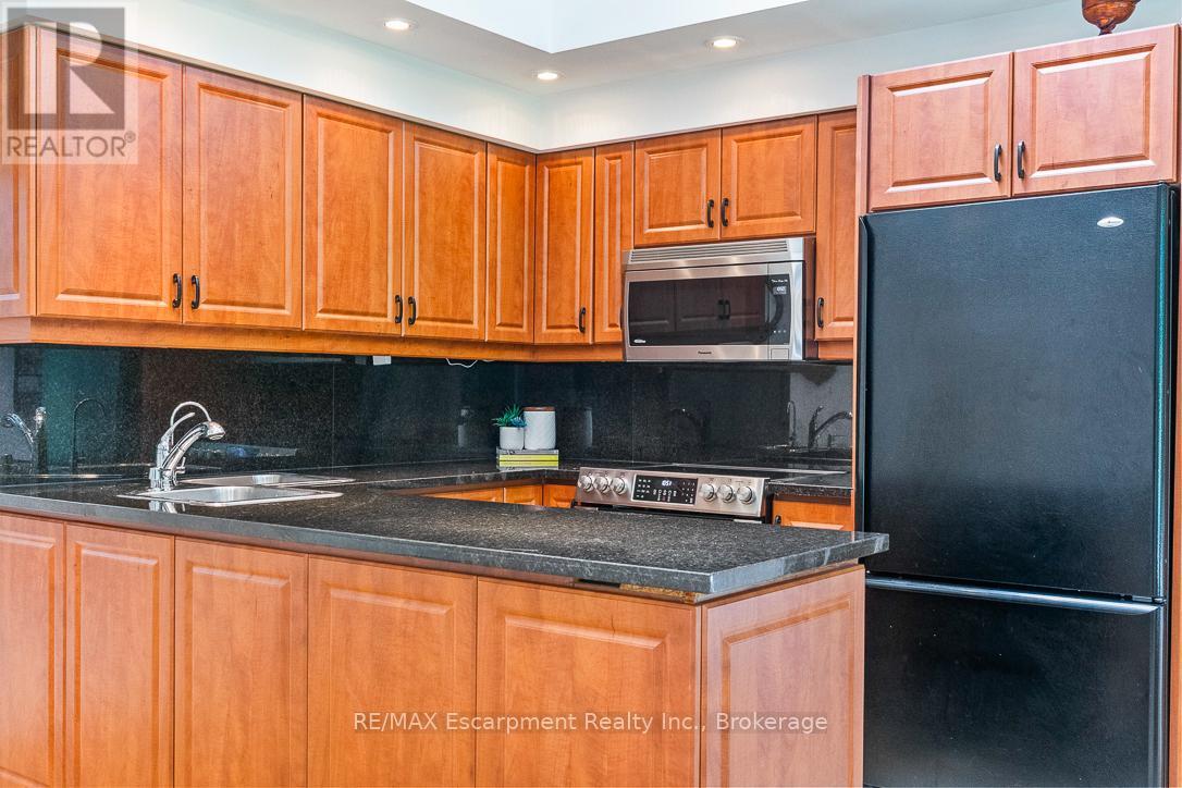 Photo 16 of 1373 Queen Victoria Avenue, Mississauga ON