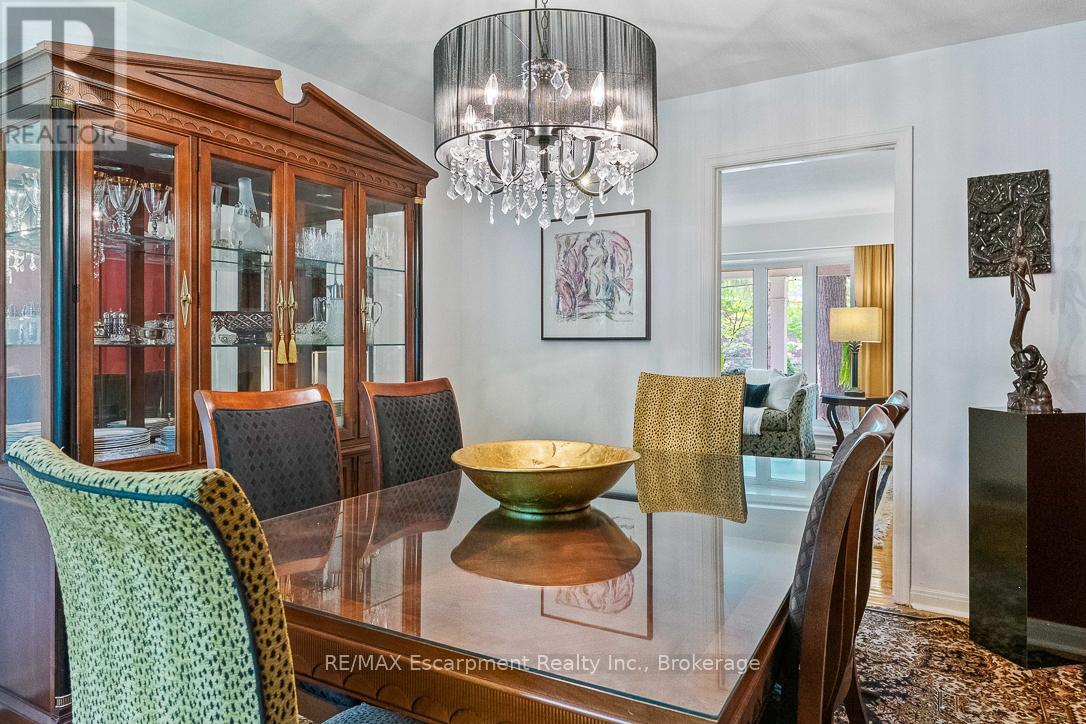Photo 14 of 1373 Queen Victoria Avenue, Mississauga ON