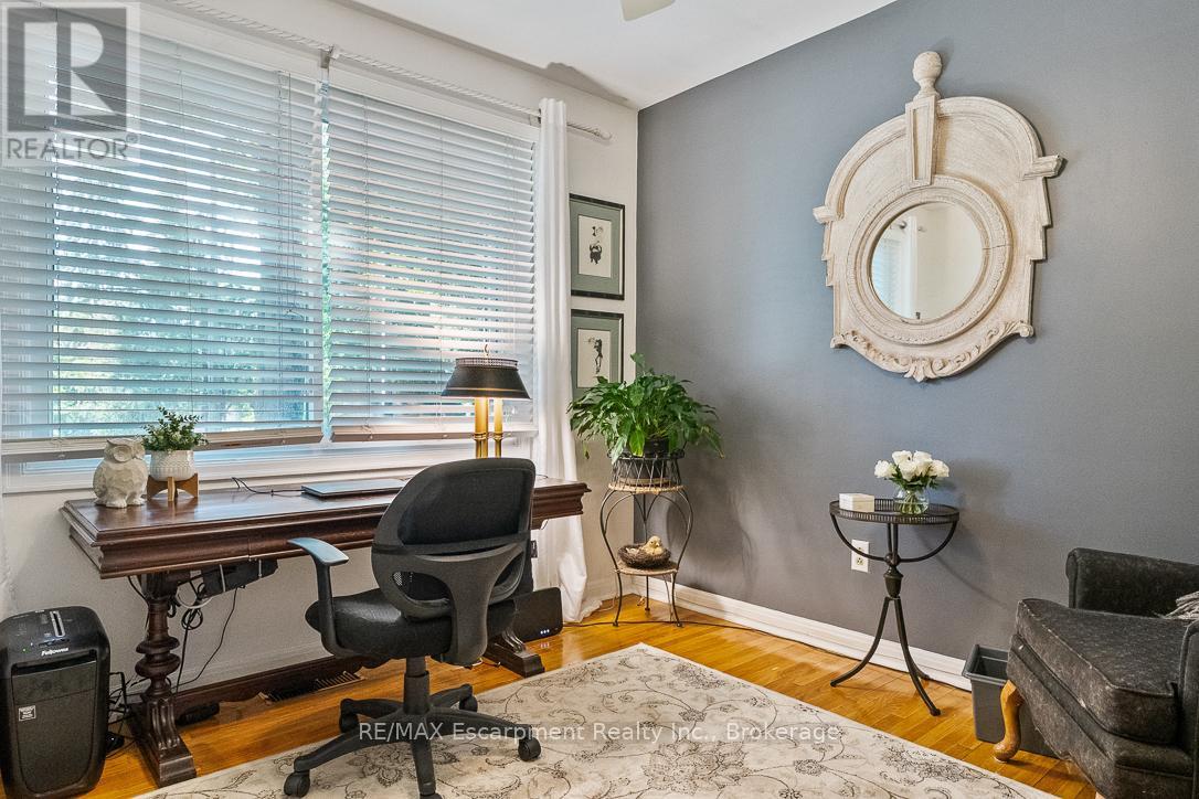 Photo 21 of 1373 Queen Victoria Avenue, Mississauga ON