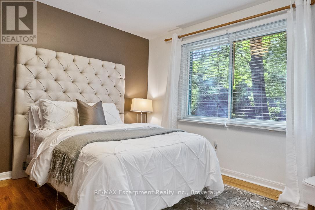 Photo 20 of 1373 Queen Victoria Avenue, Mississauga ON