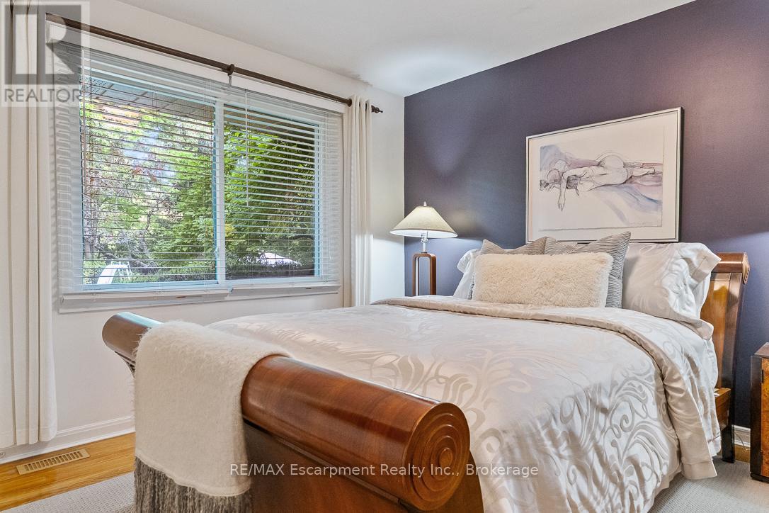 Photo 18 of 1373 Queen Victoria Avenue, Mississauga ON