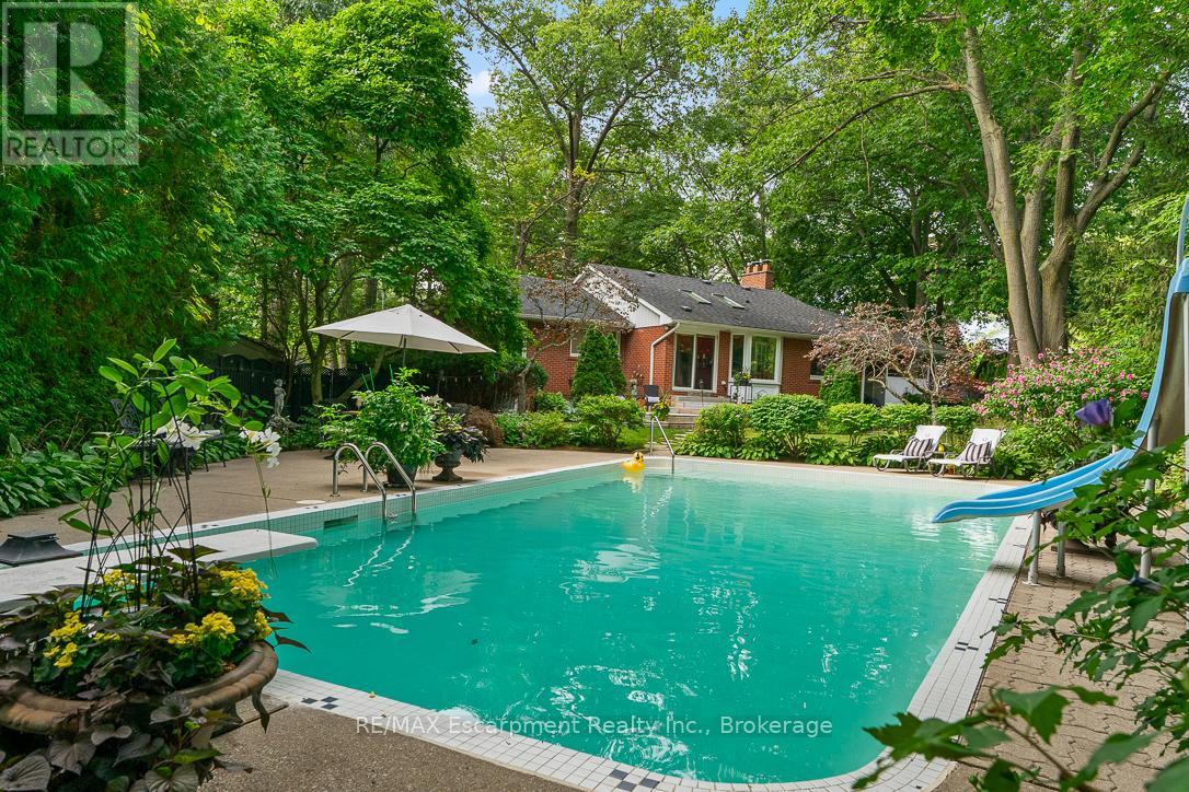 Photo 6 of 1373 Queen Victoria Avenue, Mississauga ON
