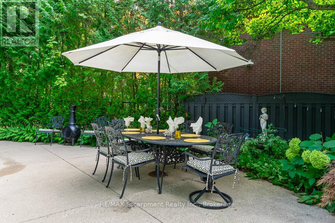 Photo 5 of 1373 Queen Victoria Avenue, Mississauga ON