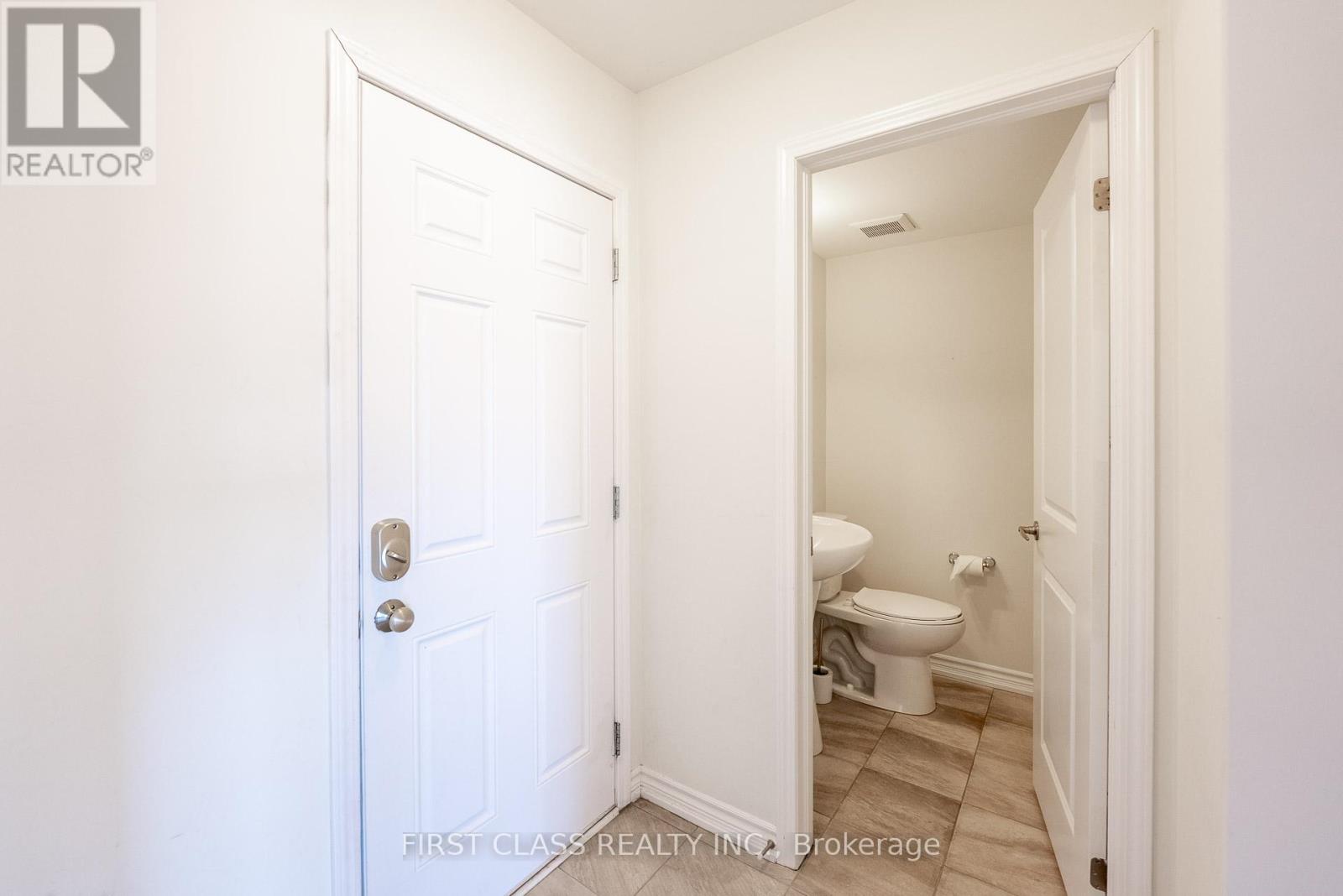 Photo 11 of 96 Hutt Crescent, Aurora ON