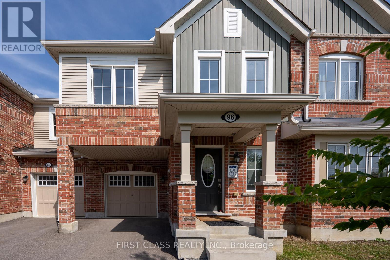 Photo 2 of 96 Hutt Crescent, Aurora ON