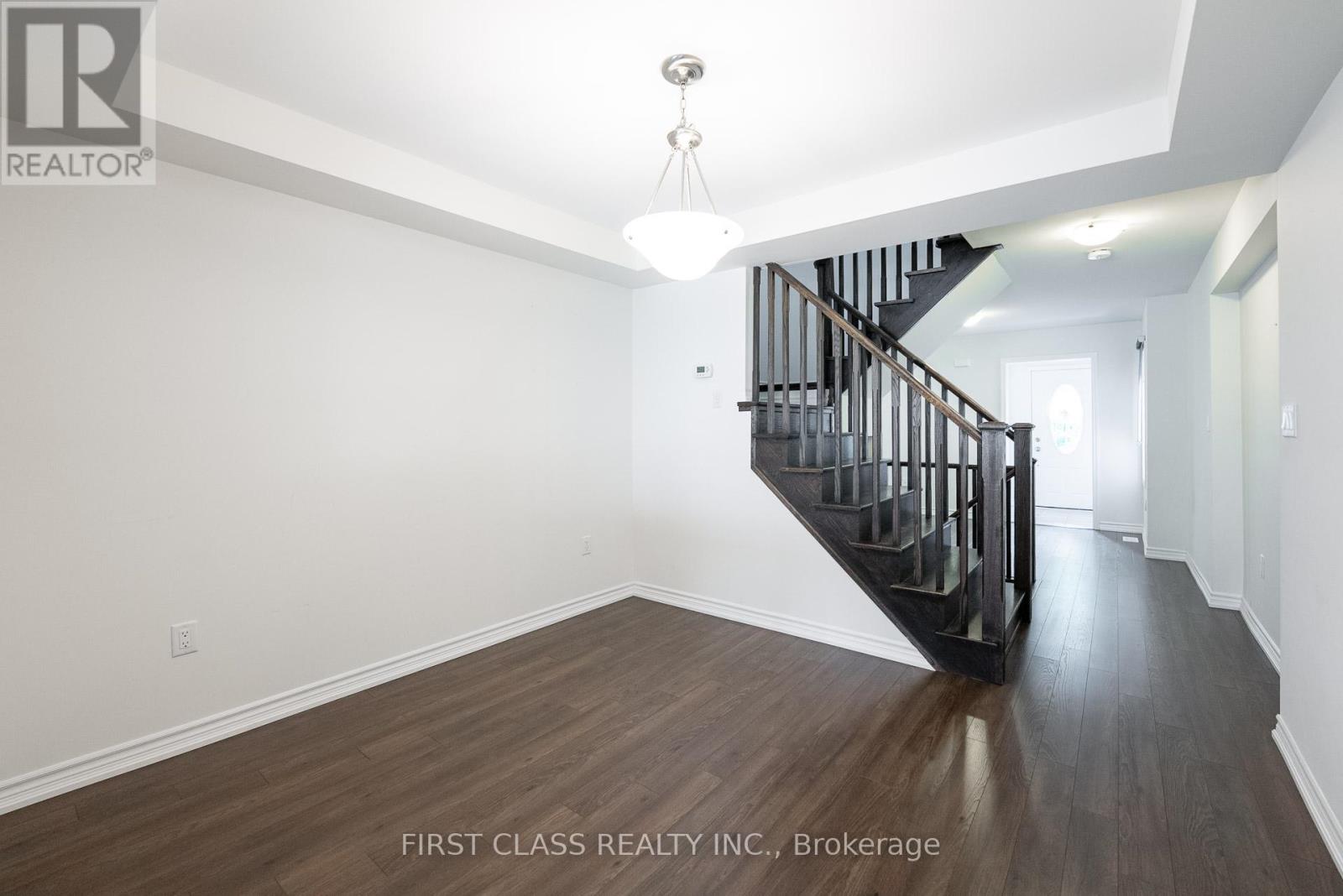 Photo 5 of 96 Hutt Crescent, Aurora ON