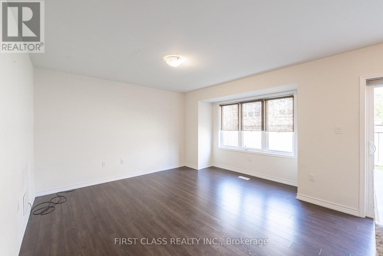 Photo 8 of 96 Hutt Crescent, Aurora ON