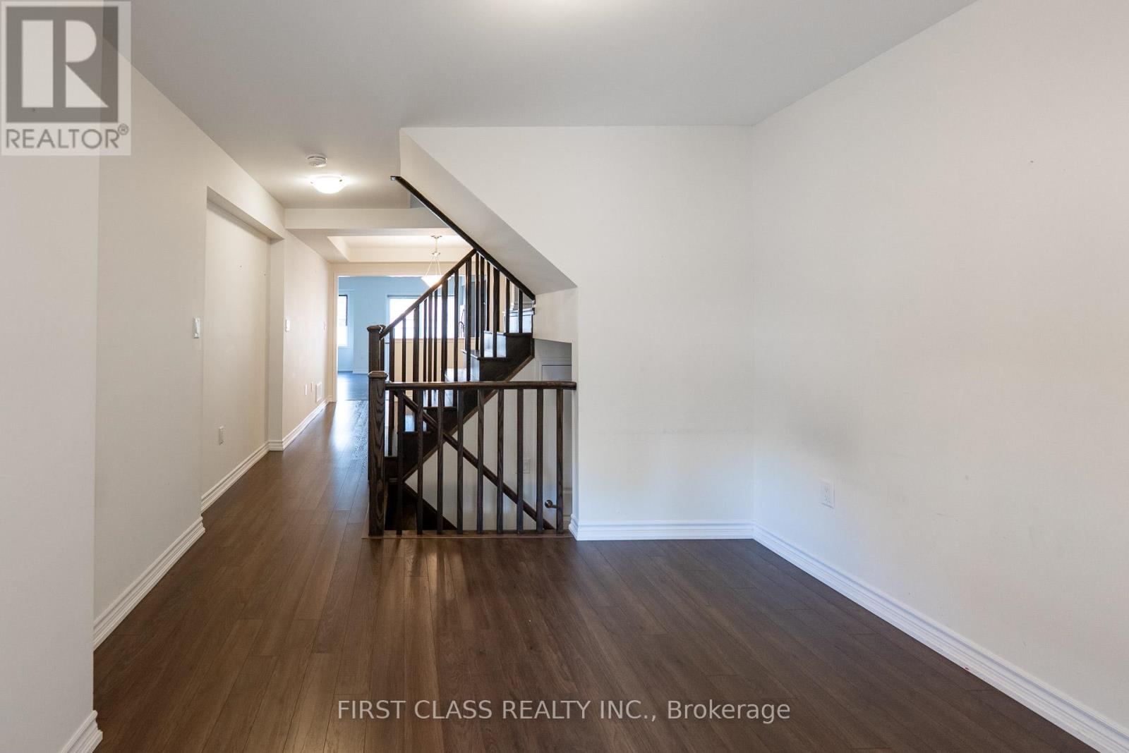Photo 3 of 96 Hutt Crescent, Aurora ON