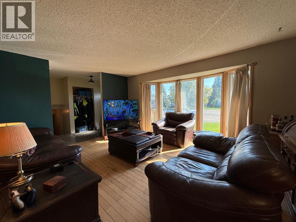 5804 48A Street - Photo 4 of 25, High Prairie, Alberta