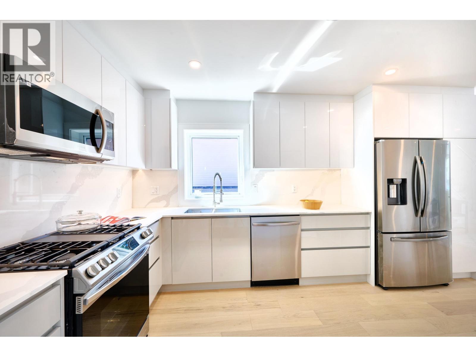 Photo 5 of 810 E 51st Avenue, Vancouver BC