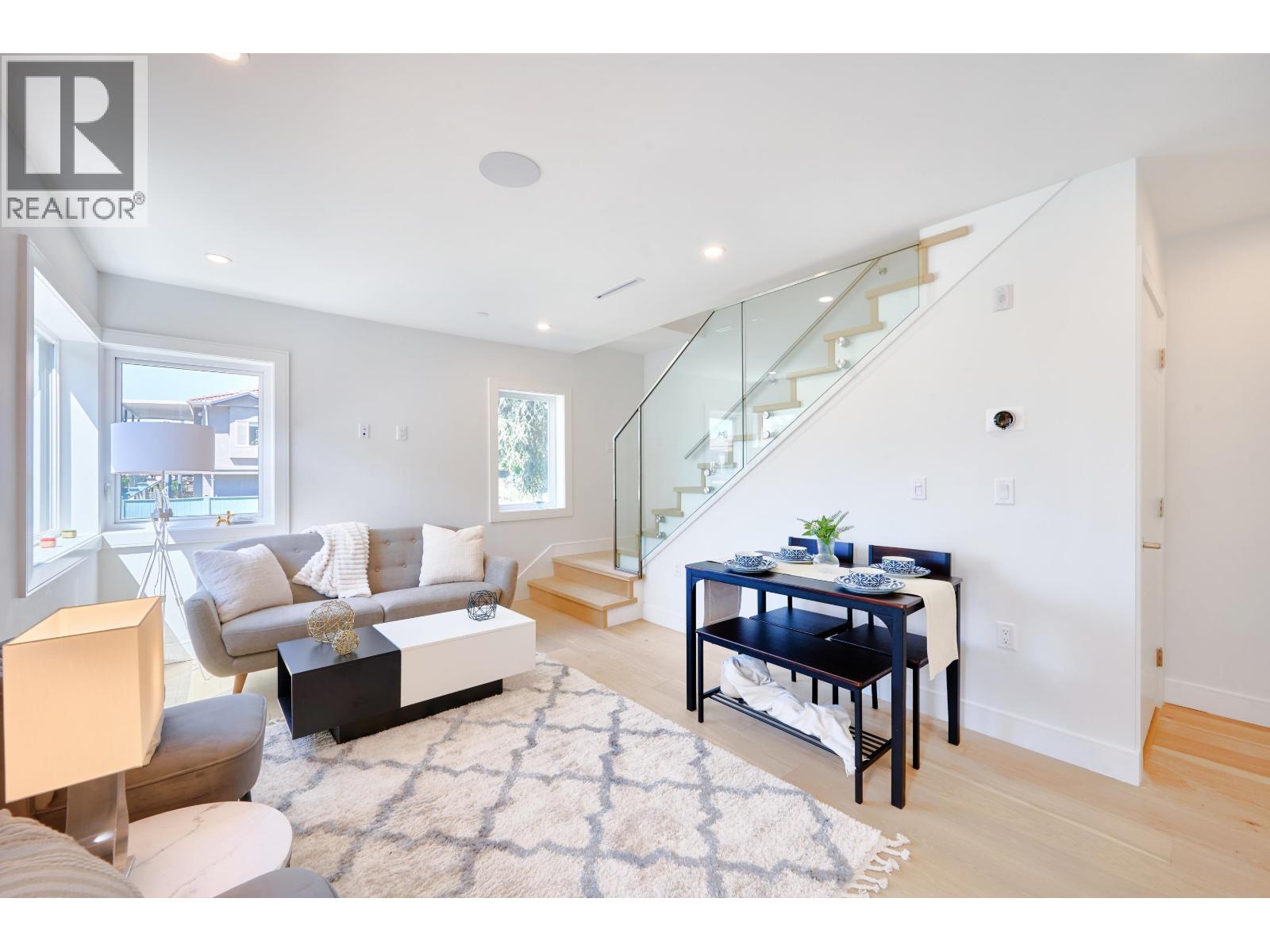 Photo 4 of 810 E 51st Avenue, Vancouver BC