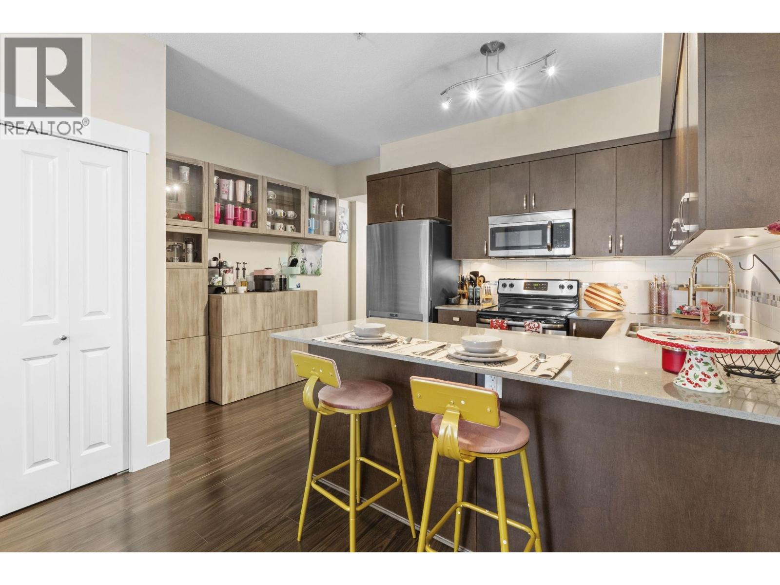 Photo 3 of 16 838 Royal Avenue, New Westminster BC
