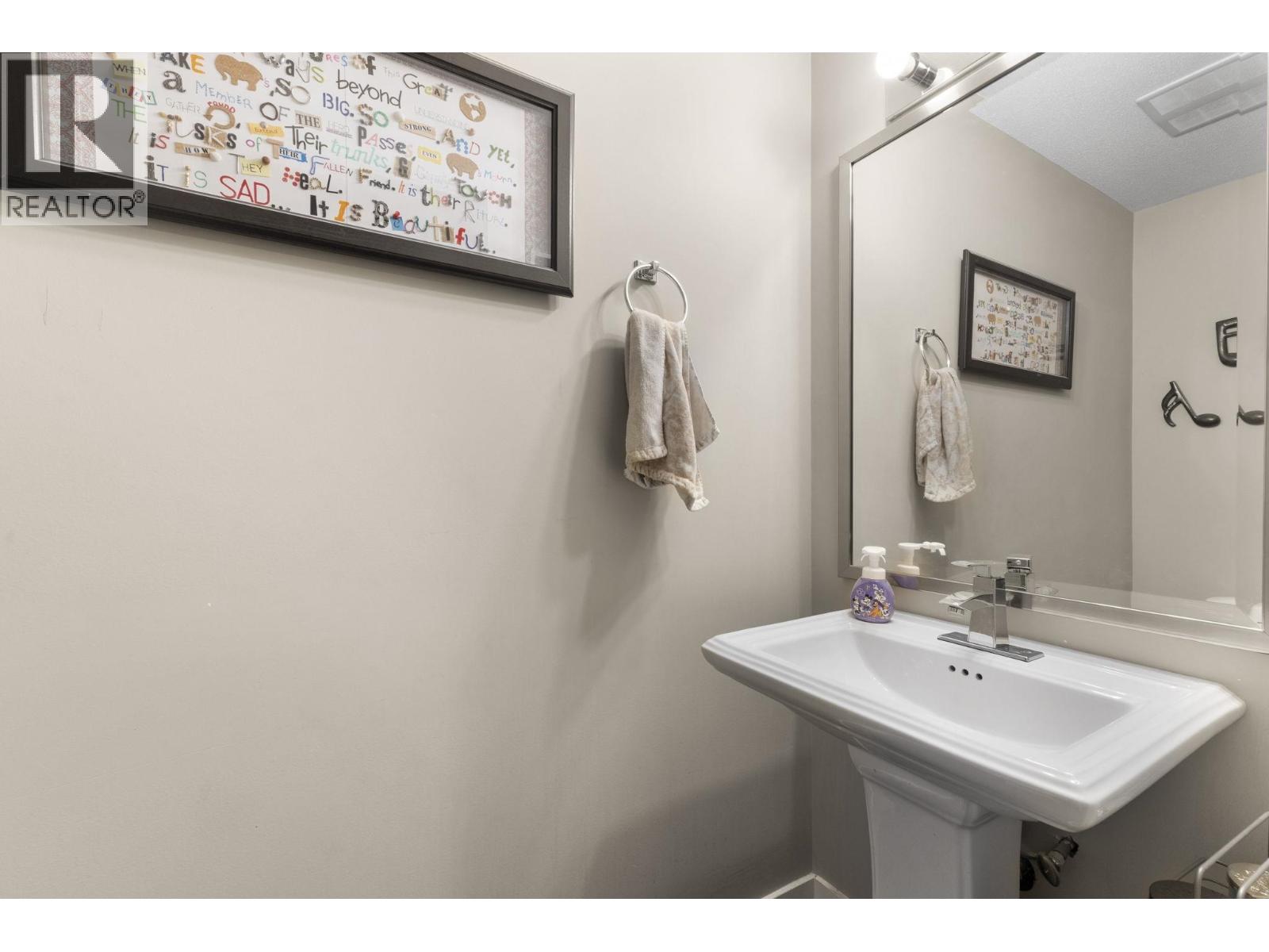 Photo 13 of 16 838 Royal Avenue, New Westminster BC