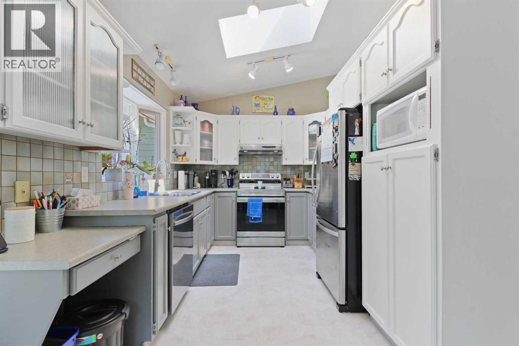 Photo 10 of 66 Edgewood Crescent W, Lethbridge AB