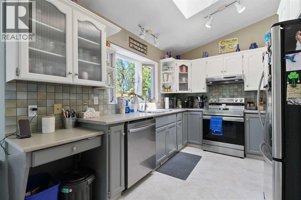 Photo 11 of 66 Edgewood Crescent W, Lethbridge AB